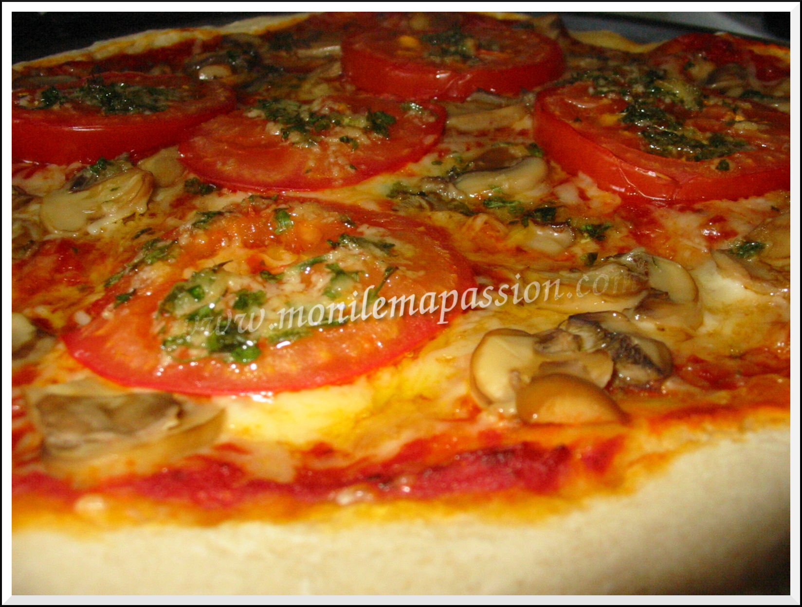 Pizza aux tomates fraîches, mozzarella et persillade maison