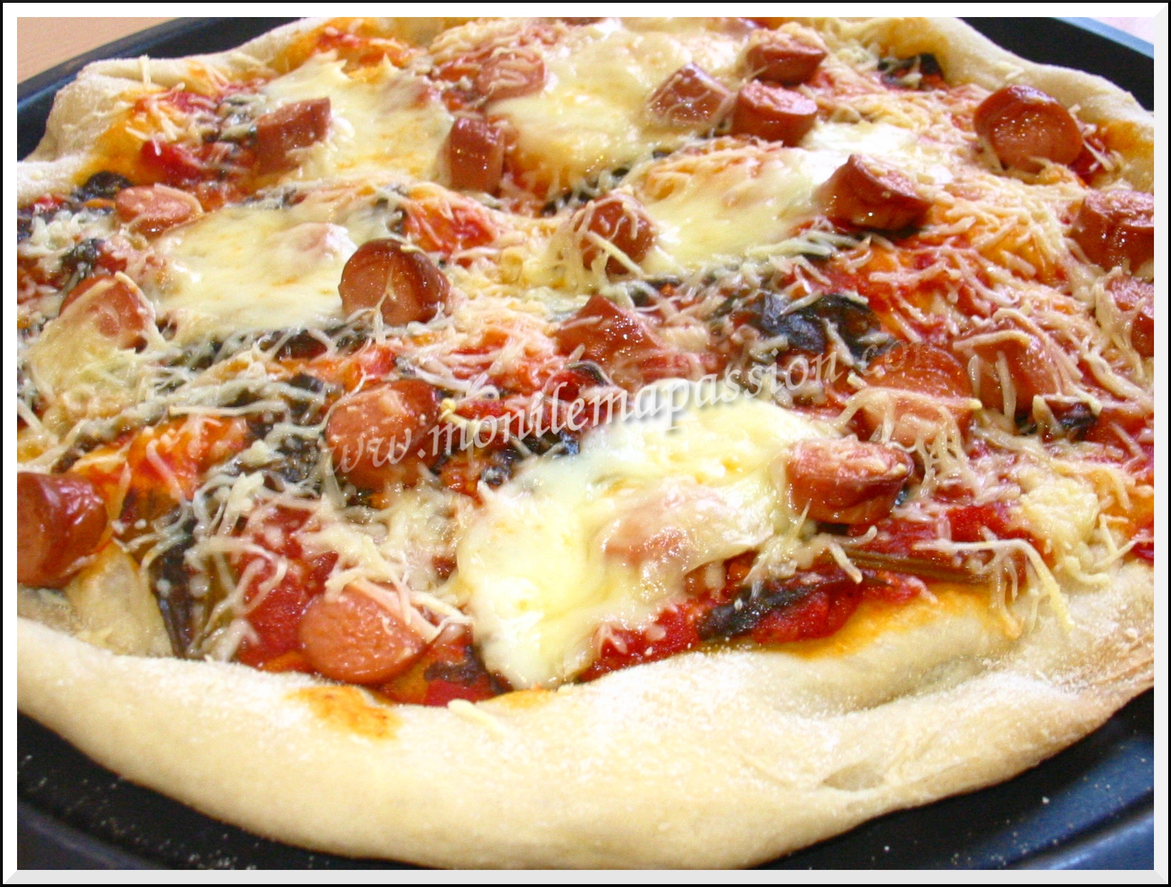 Pizza aux épinards et sauce tomate